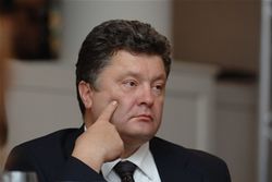 Порошенко жестко критикуют за решение отложить создание ЗСТ ЕС-Украина