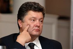 Порошенко знает, как реформировать Украину – NYT