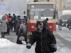 Киев завалило снегом, движение встало в 10-балльных пробках