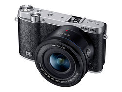 У «беззеркалки» Samsung NX3300 поворотный экран 