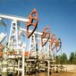 Эксперты считают темпы падения нефтяных цен нелогичными