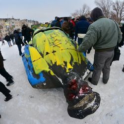 Под Днепропетровском снесли очередного Ленина