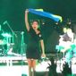 Певица Земфира на сцене развернула флаг Украины