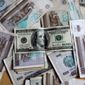 Снижение курса доллара на "черном рынке" Узбекистана связывают с саммитом ШОС