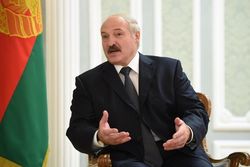 Лукашенко поздравил белорусов с годовщиной Октябрьской революции 1917 года