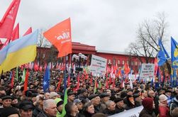 В Киеве у Евромайдана уже начали установку елки на Новый год