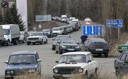 Почему возникли многокилометровые пробки на блокпостах в Донбассе