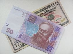 Курс гривны к доллару и евро на форексе снова упал из-за беспорядков в Киеве