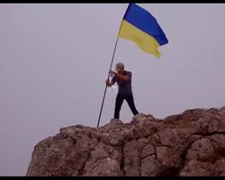 На Ай-Петри в оккупированном Крыму развивается украинский стяг