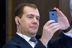 В неофициальном аккаунте Twitter Медведев читает Навального и Ходорковкого