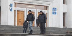 В мэрии Алматы человек с чемоданом взрывчатки, идет эвакуация