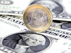 Курс евро понизился к доллару на Forex до нового минимума сессии 1.3655