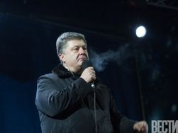 Порошенко прилетел в Крым. Люди в камуфляже пропустили его 