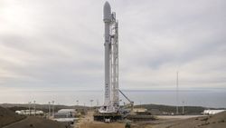 Ракета-носитель Falcon 9 на стартовой площадке