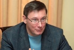 Луценко предлагает временно отстранять от работы "кнопкодавов" в Раде