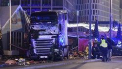 Число жертв в Берлине после наезда грузовика в толпу выросло до 12 человек
