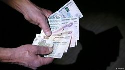 Россиянам предложили потуже "затянуть пояса". Поможет ли это выйти из кризиса? 