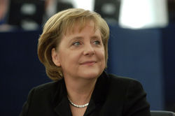 Меркель снова требует от Путина убрать боевиков с места авиакатастрофы