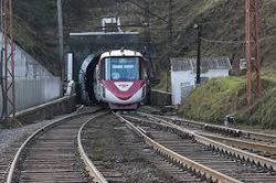 Террористы взорвали железную дорогу в Луганской области