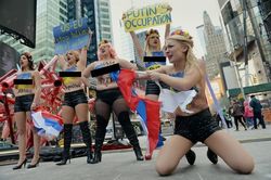 FEMEN провела акцию протеста против российской оккупации Крыма в Нью-Йорке