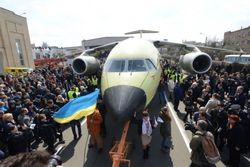 ГП «Антонов» презентовал первый транспортник Ан-178