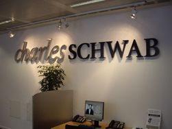 Брокер Charles Schwab представит робота для инвесторов