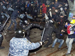 Видео развлечения "Беркута": митингующего раздели догола на Грушевского 