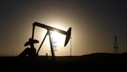 Сланцевая нефть приносит убытки компаниям в США, но ее добычу наращивают