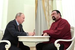 Путин лично вручил паспорт гражданина РФ герою боевиков Сигалу