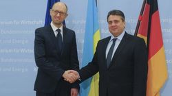 Яценюк в Германии просил еще больше помощи Украине