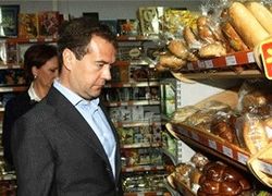 Медведеву не нравится, что цены продуктов питания ориентируются на доллар