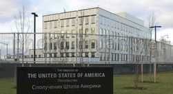 Троих полуголых активистов задержали возле посольства США в Киеве