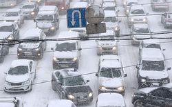 Москва стоит в пробках из-за сильнейшего снегопада