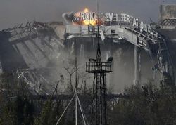 Боевики под прикрытием дымовой завесы забирают убитых и раненых в аэропорту