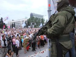 Разыскиваемый Царев вместе с коммунистами выступает на митинге в Донецке