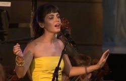 Певица Кэти Мелуа покорила сети исполнением украинского "Щедрика"