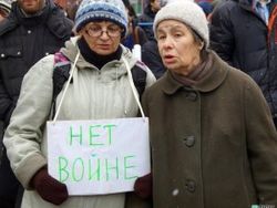 Сотни москвичей под министерством обороны протестуют против войны в Крыму 