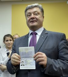 Порошенко первым из граждан Украины получил биометрический паспорт