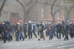 Титушки с георгиевскими лентами напали на митинг единства Украины в Донецке