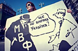 Украинская власть между молотом и наковальней – условиями МВФ и пенсионерами