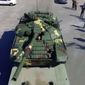 Порошенко представил обновленный украинский танк Т-72А