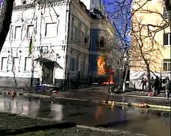 В Киеве горел главный офис Партии регионов
