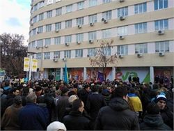 Протестующие в Киеве подтягиваются к зданию правительства