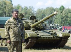 Порошенко сегодня передаст военным 170 единиц техники