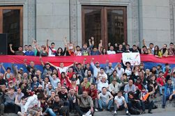 В Ереване продолжается митинг против повышения тарифов