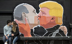 Почему Трамп решил защищать Путина?