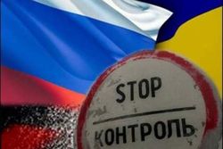 Яценюк: Украина закрывает приграничное движение с Россией