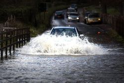 Наводнение прервало железнодорожное сообщение между Англией и Шотландией