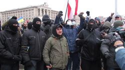 Активисты с Евромайдана сооружают баррикаду на улице Грушевского