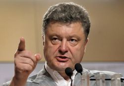 Порошенко распорядился о прекращении обслуживания счетов в зоне АТО